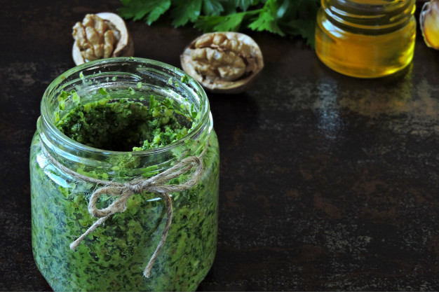 Песто из петрушки с грецкими орехами